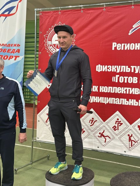 Арслан Кинзябулатов на пьедестале с грамотой