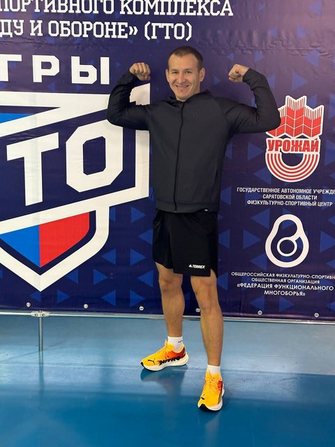 Арслан Кинзябулатов у баннера спортивных игр